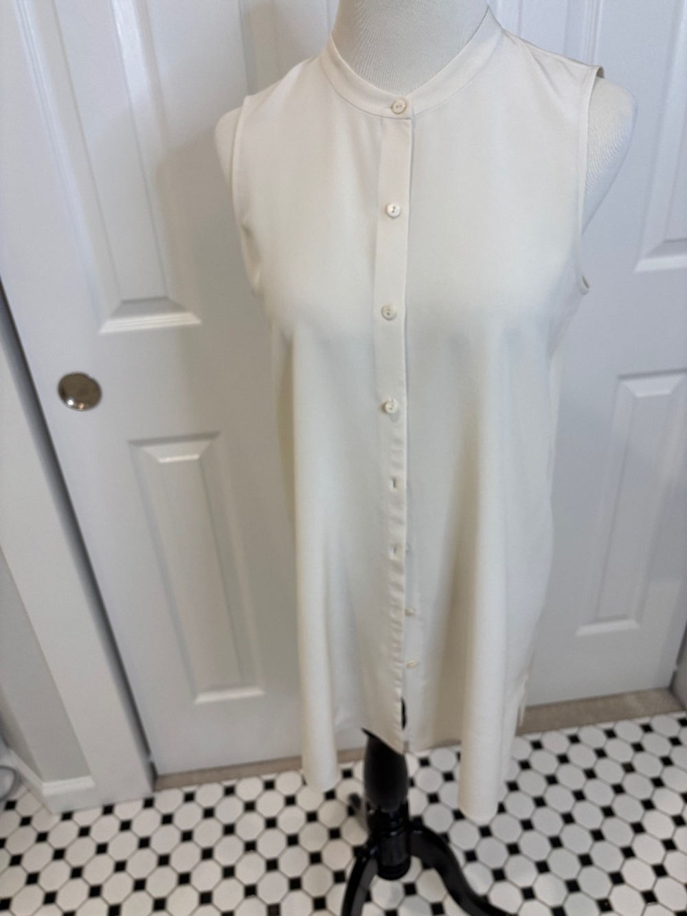 EILEEN FISHER Crepe du Chine, Longer-Length, Sleeveless Tunic Blouse. Size XS